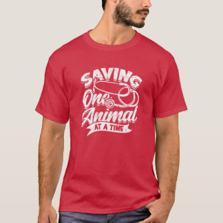 Een dier tegelijk redden Dierenarts T-shirt