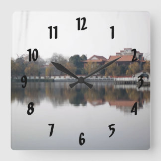 Een dierentuin in Wuhan, China. Oude Chinese stijl Vierkante Klok