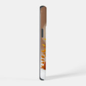 Een digitale illustratie van een pop in telefoonho iPhone 15 case (Rechterkant)