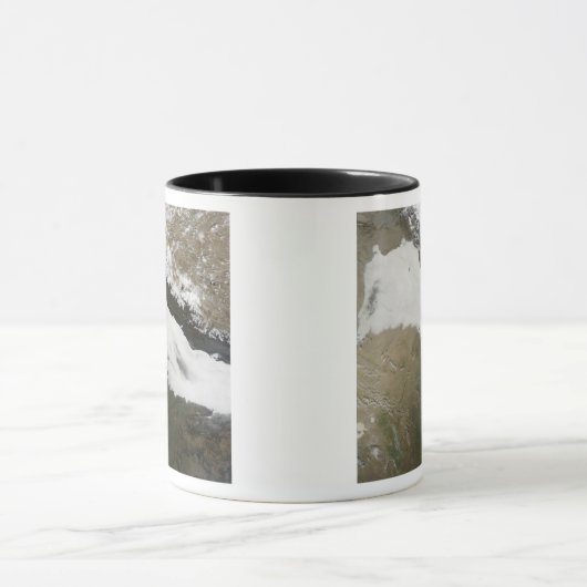 Een dikke bank met lage wolken mok (Midden)