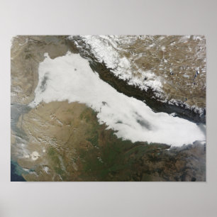 Een dikke bank met lage wolken poster