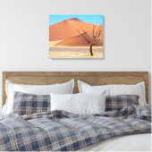 Een dode boom op een woestijnvlakte met duinen canvas afdruk (Insitu (Slaapkamer))