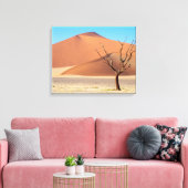 Een dode boom op een woestijnvlakte met duinen canvas afdruk (Insitu (Woonkamer))