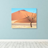 Een dode boom op een woestijnvlakte met duinen canvas afdruk (Insitu (Houten vloer))