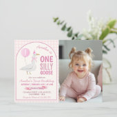 Een Domme Gans Roze Ballon Verjaardag Foto Uitnodi Bedankkaart (Staand voorkant)