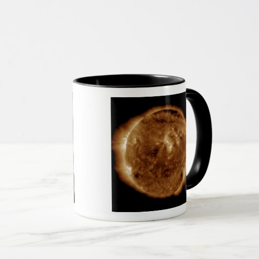 Een donkere vlot in de zonneatmosfeer mok (Voorkant rechts)