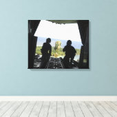 Een doos humanitaire goederen canvas afdruk (Insitu (Houten vloer))