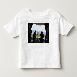 Een doos humanitaire goederen kinder shirts
