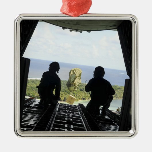 Een doos humanitaire goederen metalen ornament (Voorkant)