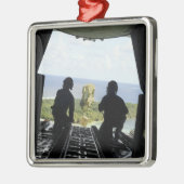 Een doos humanitaire goederen metalen ornament (Links)