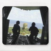 Een doos humanitaire goederen muismat (Voorkant)