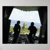 Een doos humanitaire goederen poster (Voorkant)