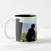 Een doos humanitaire goederen tweekleurige koffiemok (Links)