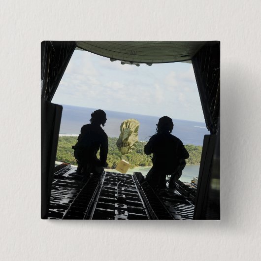 Een doos humanitaire goederen vierkante button 5,1 cm (Voorkant)