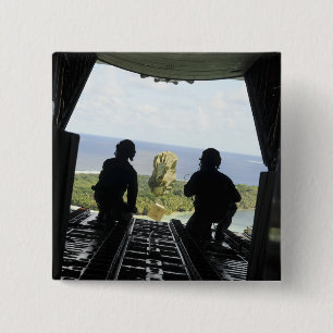 Een doos humanitaire goederen vierkante button 5,1 cm