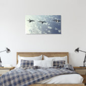 Een driepuntsformatie van F-22 Raptors Canvas Afdruk (Insitu (Slaapkamer))