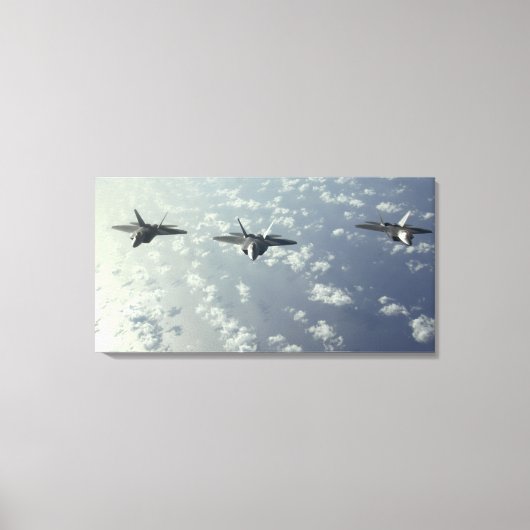 Een driepuntsformatie van F-22 Raptors Canvas Afdruk (Voorkant)