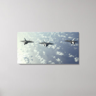 Een driepuntsformatie van F-22 Raptors Canvas Afdruk