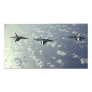 Een driepuntsformatie van F-22 Raptors Foto Afdruk