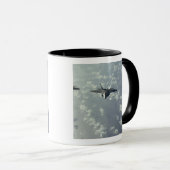 Een driepuntsformatie van F-22 Raptors Mok (Voorkant rechts)