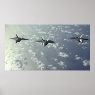 Een driepuntsformatie van F-22 Raptors Poster