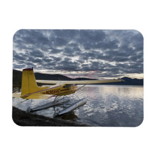 Een drijfvliegtuig in het schilderachtig meer van  magneet