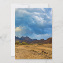 Een droog landschap onder een dramatische, bewolkt