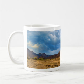 Een droog landschap onder een dramatische, bewolkt koffiemok