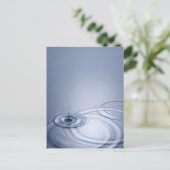 Eén druppel water die in een kalmte valt briefkaart (Staand voorkant)