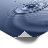 Eén druppel water die in een kalmte valt poster (Hoek)