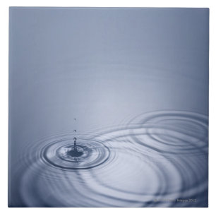 Eén druppel water die in een kalmte valt tegeltje
