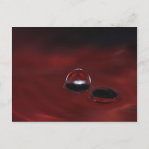 Een dubbele bubbel op een rood water briefkaart