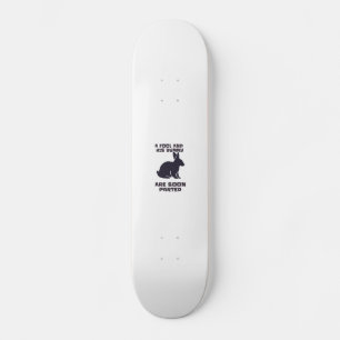 Een dwaas en z'n konijn zijn al snel paraat. persoonlijk skateboard