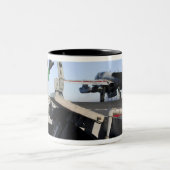 Een EA-6B-draagschroef uit de cockpit Tweekleurige Koffiemok (Center)