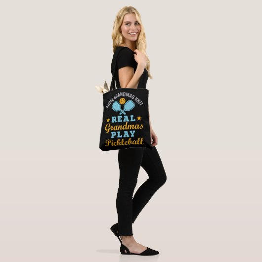 Een echte oma Knit Real Grandmas Play Pickleball Tote Bag (Op model)