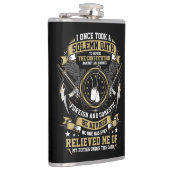 Een eed van de Oplossing om Citaat te verdedigen Heupfles (Rechts)