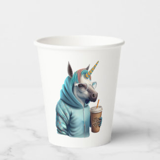 Een eenhoorn met een capuchon drink een kop koffie papieren bekers