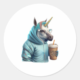 Een eenhoorn met een capuchon drink een kop koffie ronde sticker