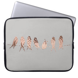 Een eenvoudig en modern grijs ontwerp met koperen laptop sleeve