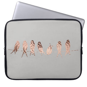 Een eenvoudig en modern grijs ontwerp met koperen  laptop sleeve