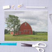 Een eenzame boom die een slappe rode schuur bewaak tissuepapier (Craft)