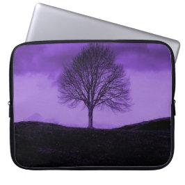 Een eenzame boom, een Paars Natuur landschap Laptop Sleeve