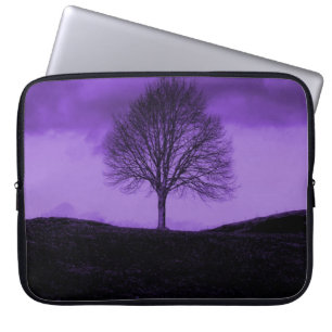 Een eenzame boom, een Paars Natuur landschap Laptop Sleeve