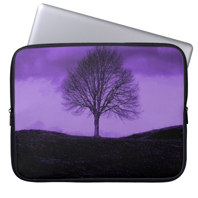 Een eenzame boom, een Paars Natuur landschap Laptop Sleeve (Voorkant)
