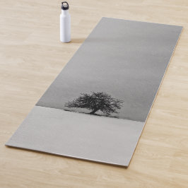 Een eenzame boom in zwart en wit yogamat