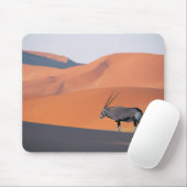 Een eenzame oryx antilope. muismat (Met muis)