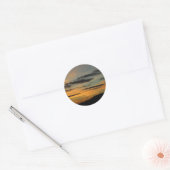 Een eenzame windmolen in de zonsondergang ronde sticker (Envelop)