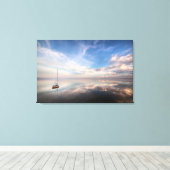 Een eenzame zeilboot op de kalm wateren van Salton Canvas Afdruk (Insitu (Houten vloer))