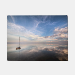 Een eenzame zeilboot op de kalm wateren van Salton Deurmat