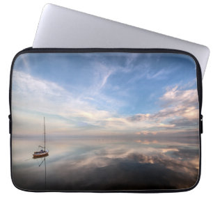 Een eenzame zeilboot op de kalm wateren van Salton Laptop Sleeve